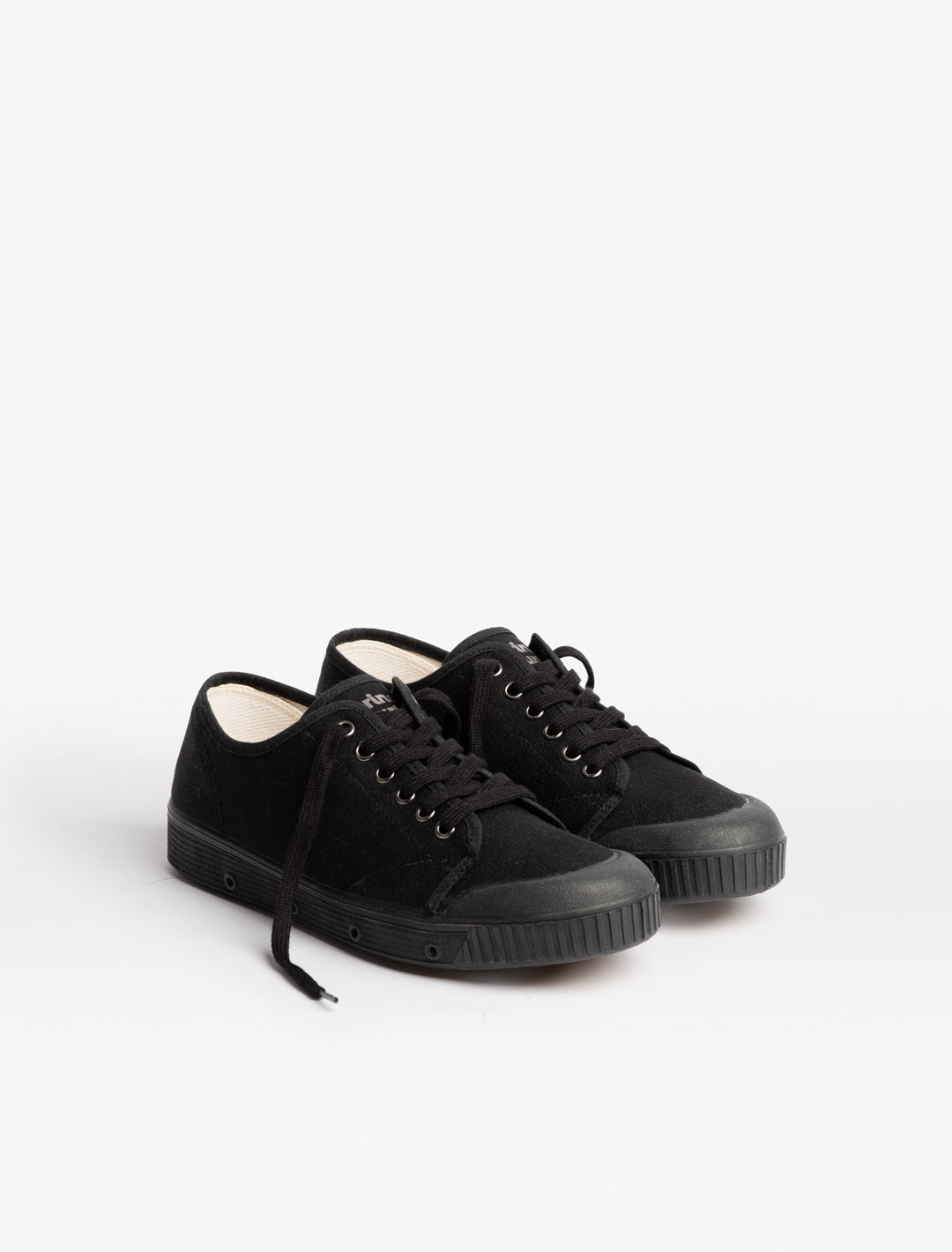 Basket Spring Court G2 en toile noir - vue de 3/4