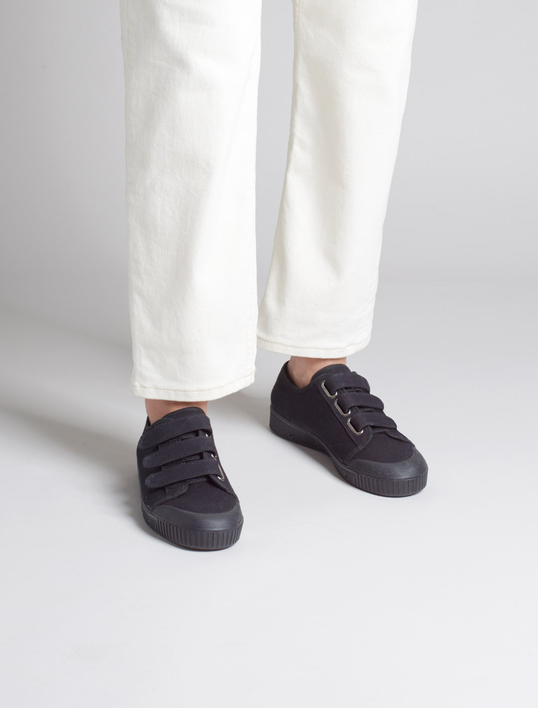 Basket Spring Court G2 à scratch en canvas noir - vue portée