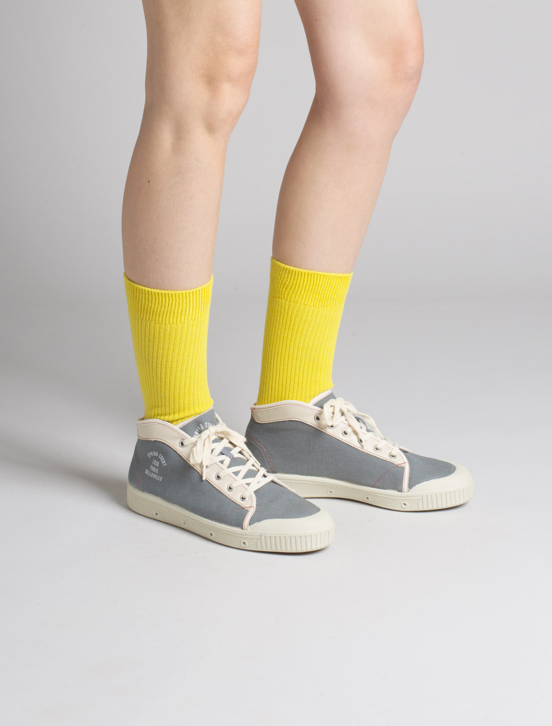 Basket Spring Court T2 en coton gris - vue portée de profil