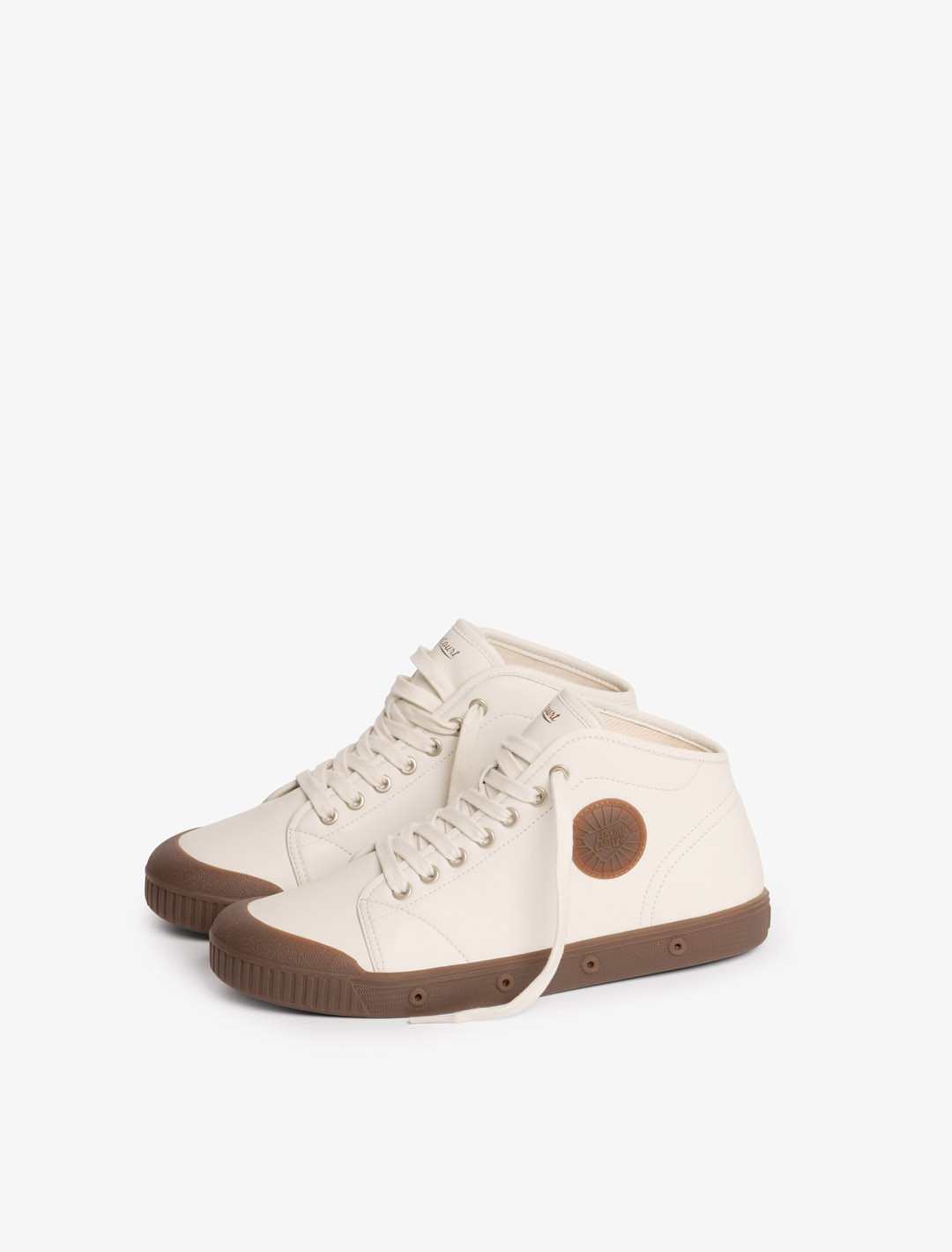 Spring Court B2 ecru leather with gum sole sneakers – three-quarter view