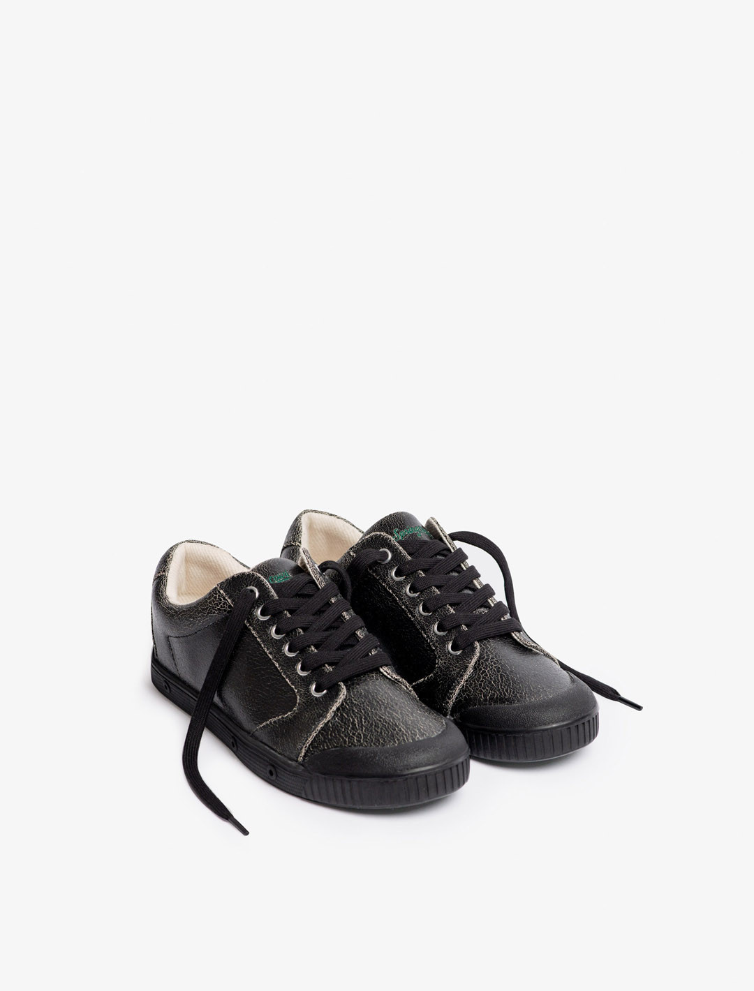 Basket Spring Court C2 en cuir craquelé noir - vue de trois-quarts