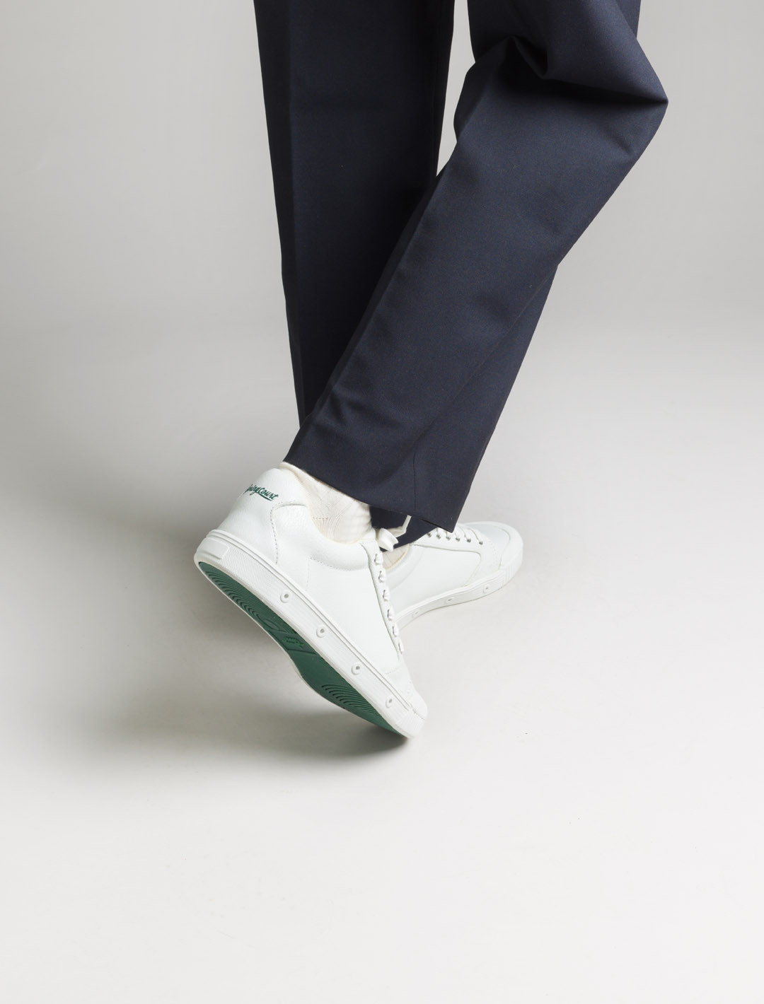 Basket Spring Court C2 en cuir craquelé blanc - vue portée