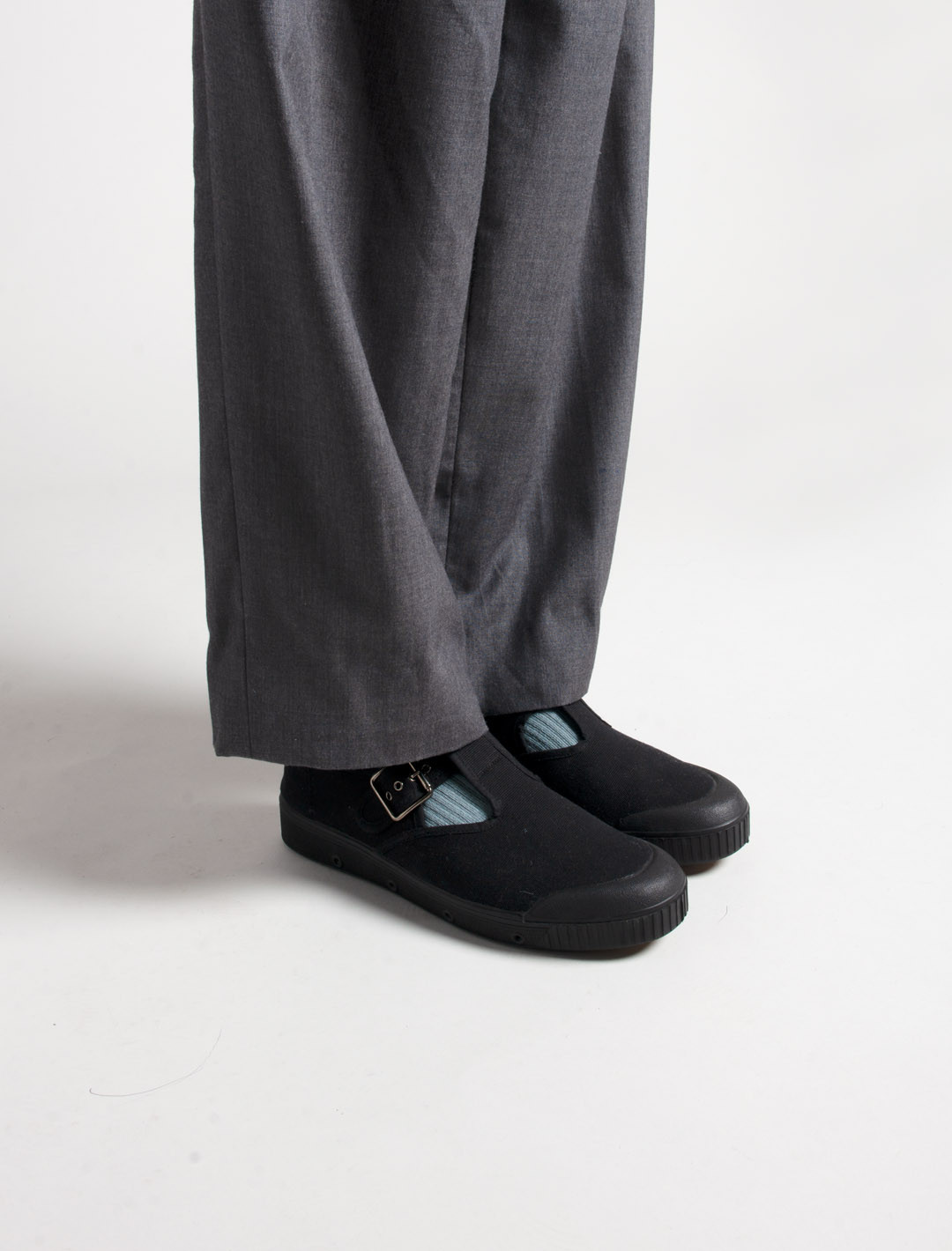 Basket Spring Court J2 en coton noir - vue portée de profil