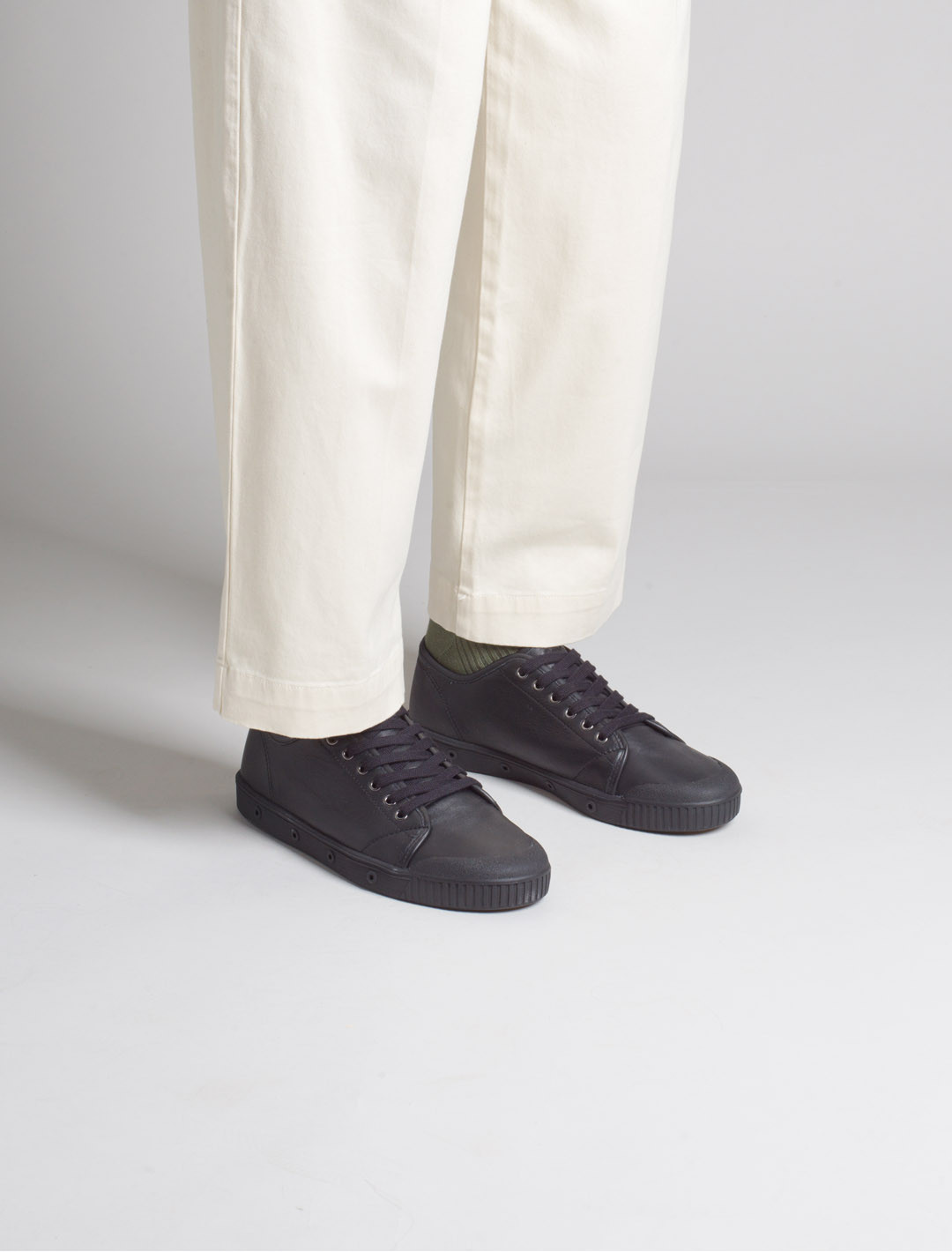 Basket Spring Court G2 en cuir noir - vue portée