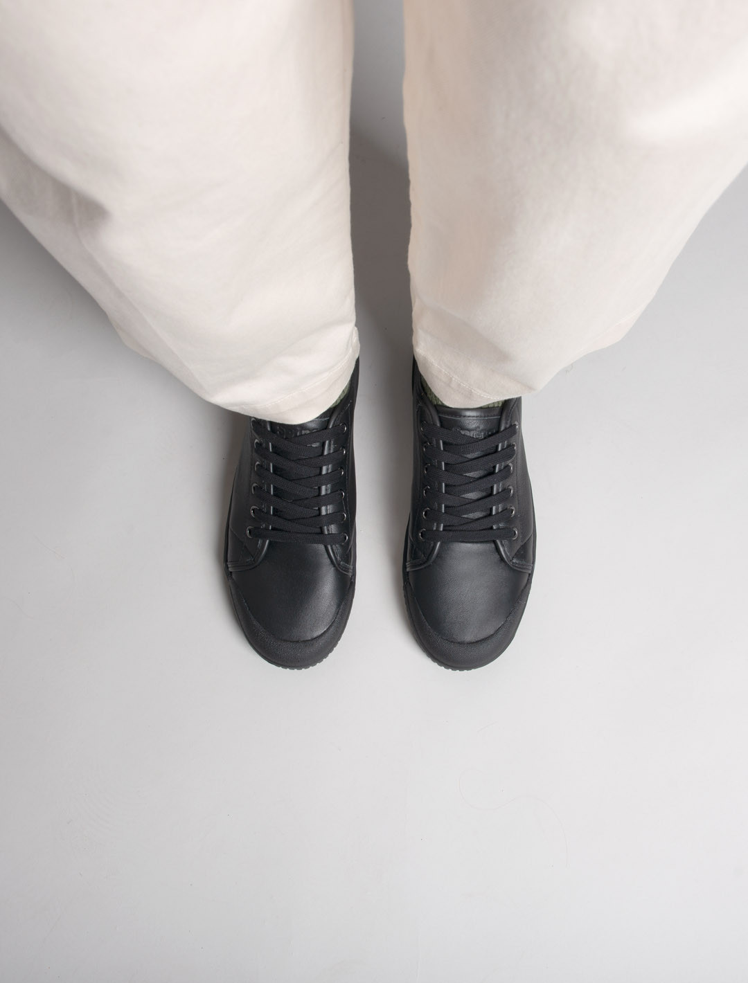 Spring Court G2 leather basket in black - side view